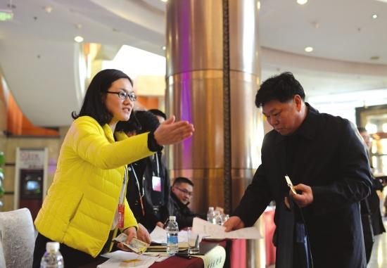 1月23日，湖南省政协委员陆续来到驻地报到，与会工作人员正在为他们提供服务。图/记者辜鹏博