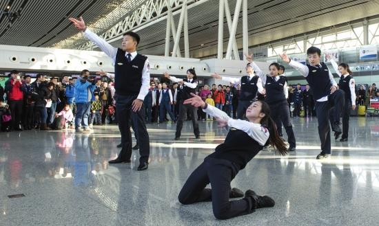 1月24日上午，长沙黄花机场，身着安检制服的俊男靓女，在人群中突然跟随音乐来了一场“快闪”。 图/记者谢长贵 