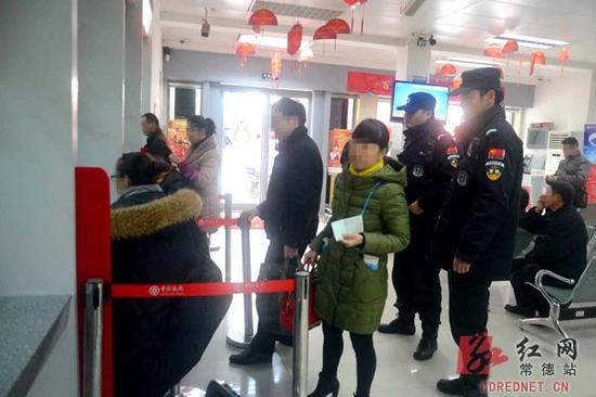 民警陪同办理业务