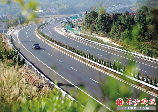 随着5条（段）高速新开通，湖南高速路网更加完善，让返乡旅途越来越轻松、便捷。长沙晚报记者 王志伟 摄