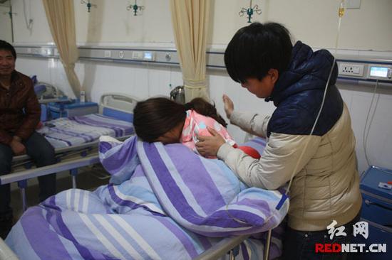朱尚云的妹妹正在帮其拍打背部助其康复。