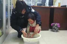 2月2日，民警在照顾走失的5岁小女孩。图/湖南高速警察微博