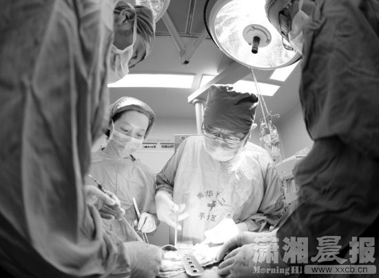 2月14日，南华大学附二医院，医务工作者向器官捐献者的遗体行默哀礼。组图/通讯员曹正平