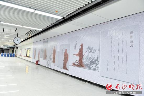 地铁1号线省政府清风站内挂满了廉政文化的宣传画。 长沙晚报记者 邹麟 摄