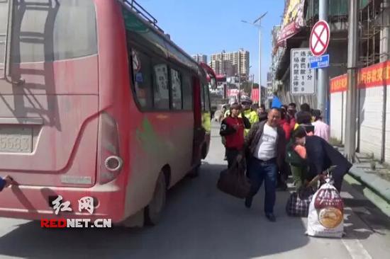 交警叫停超员客车。