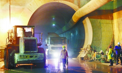 2月23日，长株潭城际铁路西延线雷锋大道站至望青站隧道内，工人们在抓紧施工。