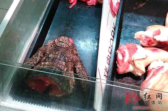 鳄鱼宰杀后挂在铁钩上，价格每斤88元（网友供图）