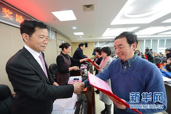 湘潭国家高新区党工委书记刘硕科给获奖企业及个人颁奖。