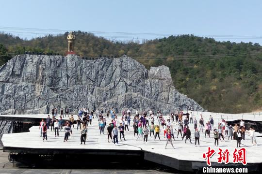2月29日，百名专业演员在缩小的中国版图式舞台上排练。 邓霞 摄