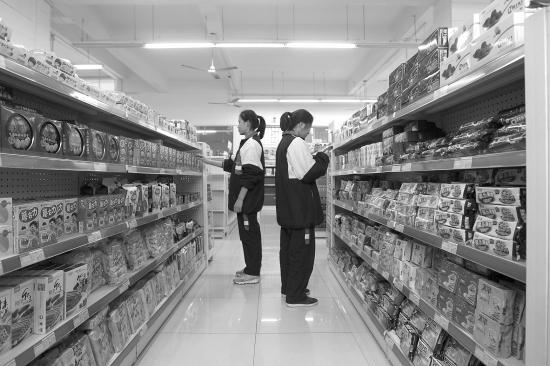 ▲2月26日,长沙外国语学校,学生正在校内超市选购食品。 图/记者华剑