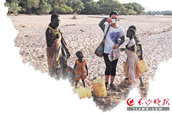 徐晶所到的非洲很多地方都缺水，居民把井打在干涸的河床上。