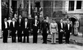1942年时任驻伊朗公使(左五)的长沙人李铁铮，他在1931年国民政府首届“国考”中考了外交官领事官类考试的第一。资料图片