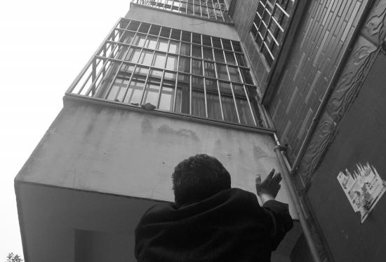 3月3日，株洲市融城雅园小区，邻居正在介绍邓娭毑从防盗窗爬下时的场景。图/记者曾永红