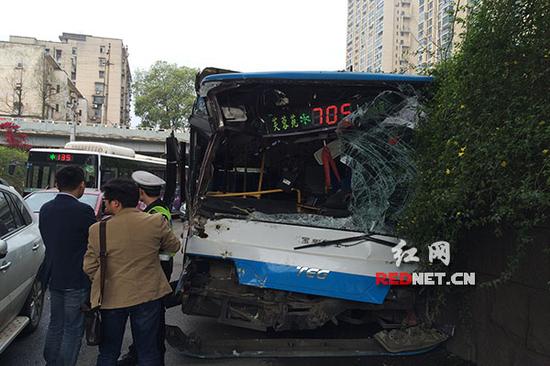 今天上午9点左右，一台705路公交车撞上市政工程车，车头损毁严重。