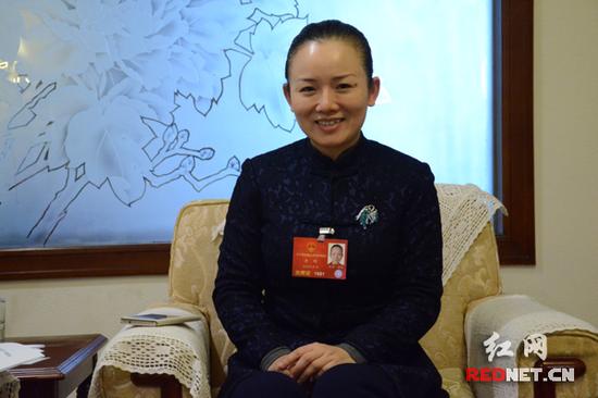 全国人大代表、湖南省文化厅厅长李晖:“湖湘文化是中华文化的重要组成部分,毛泽东是湖湘儿女的优秀代表,在其身上充分体现了湖湘文化特点。”