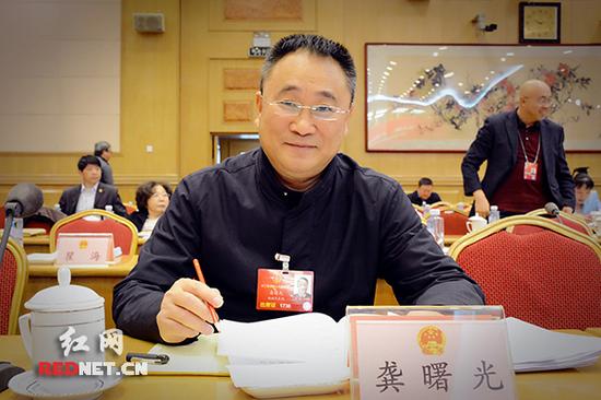 全国人大代表,湖南出版投资控股集团党委书记、董事长,中南传媒董事长龚曙光
全国人大代表,湖南出版投资控股集团党委书记、董事长,中南传媒董事长龚曙光