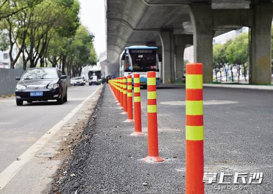 万家丽路古汉路至远大路路段,沿线的围挡已经基本拆除,双向实现8车道通行。施工方在道路中央设置安全警示柱。 长沙晚报记者 王志伟 摄