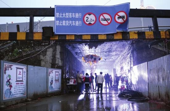 3月20日,长沙马栏山涵洞封闭改造工程启动,封闭路段实施交通管制。年轻人准备盛 大Party,跟涵洞短暂告别。图/记者辜鹏博
