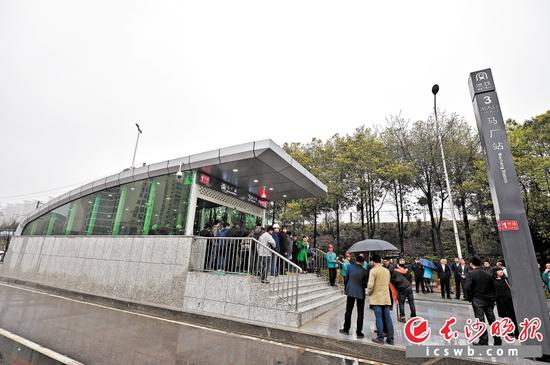 昨日10时许,长沙地铁1号线一期工程开始试运行。图为地铁1号线马厂站出入口。 均为长沙晚报记者王志伟摄
