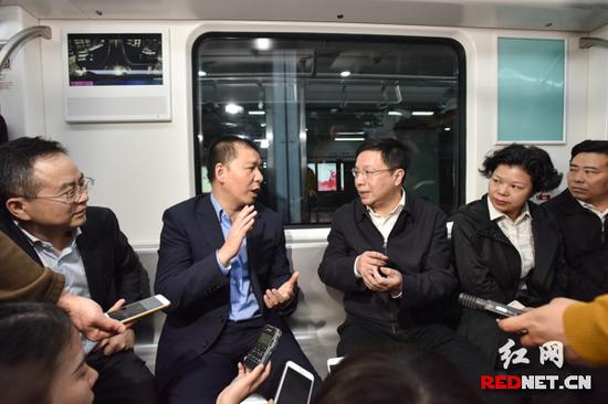 长沙地铁1号线一期工程开始试运行,长沙市委副书记、市长胡衡华等领导乘车体验。