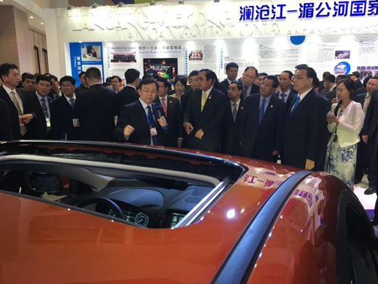 比亚迪董事长王传福在给各国领导人介绍比亚迪新能源车