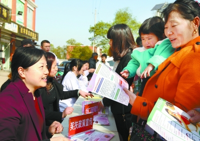 3月31日，长沙市望城区金山桥街道卫计办开展“关爱流动人口，计生服务暖心房”活动。

    湖南日报记者 赵持 摄