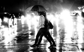 4月3日，长沙街头，两位女孩撑伞走过斑马线。未来一周，湖南的降水会明显偏多。图/记者金林