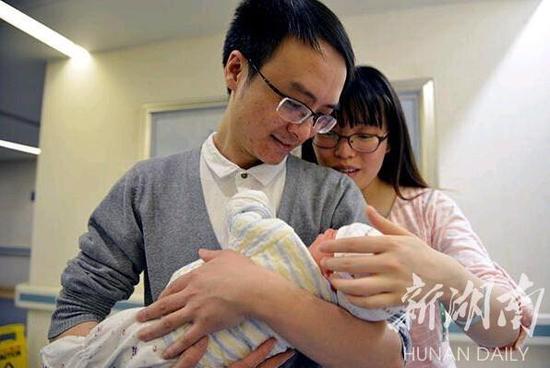中国首例供胚移植试管婴儿自然怀孕生子