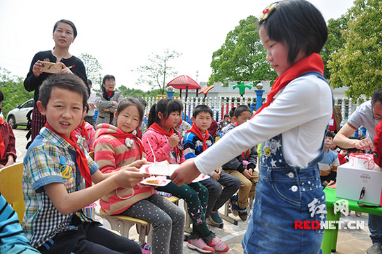 128名小学生为独眼爷爷的孙女过生日