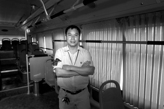 5月2日,长沙810路公交车总站,公交车司机陈国桥。图/记者华剑