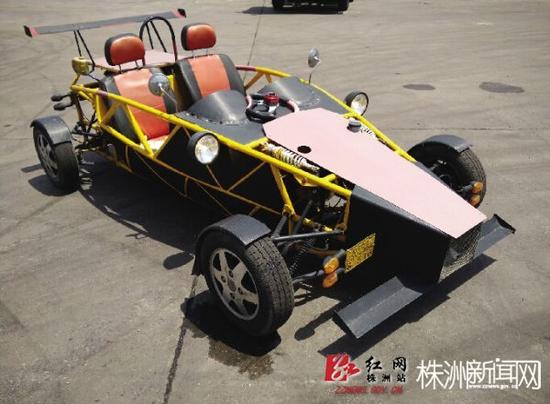 仿版“原子跑车”宽1.65米,长3.4米,底盘离地距离12里面左右,重980斤