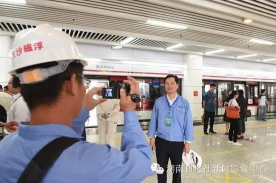 建设者代表体验首趟试运营的磁浮列车。(记者徐行 摄)