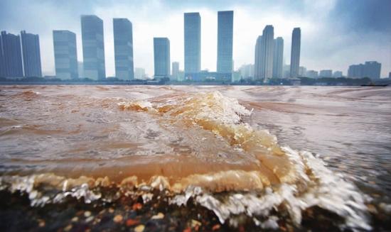 5月9日,连续遭遇暴雨、大暴雨后,湘江长沙段主航道水位明显上涨。 记者 李健 摄