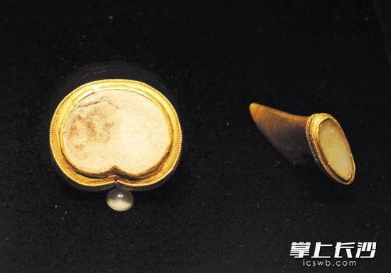 在旁边一个立柜内,展示了一批从中山国刘胜王墓中出土的麟趾金和马蹄金。这些金子具有市场流通价值。