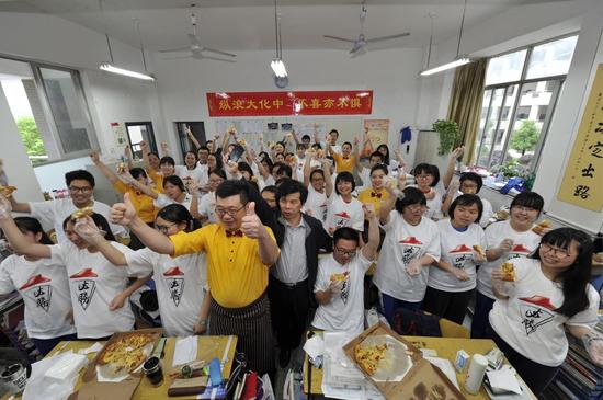 老师请考生吃披萨,寄语高考必胜