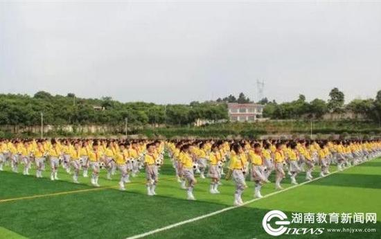 宁乡首个校园国际标准足球场投入使用