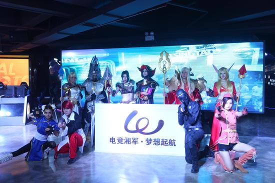 VR游戏与小霸王学习机同现电竞馆: 来自幸福一