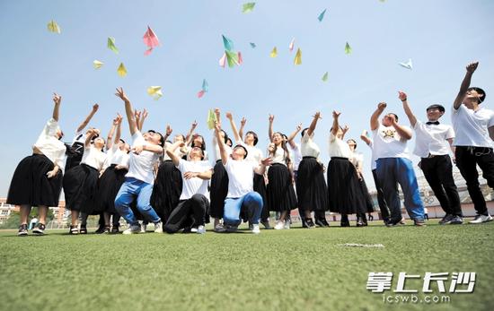 拓展训练、抛纸飞机 全国高考生花式减压(图)