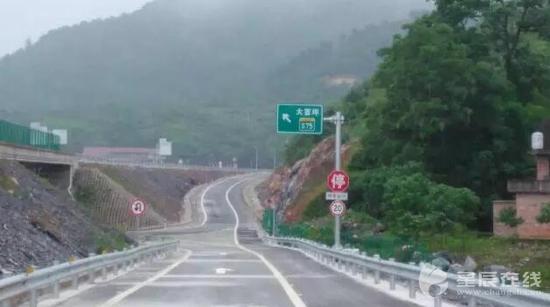 G55跨线桥下。