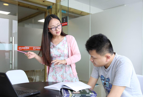 言通教育老师解答学生学习英语中的疑问。