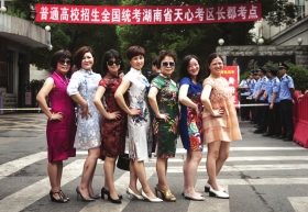 高考着装 讨彩 :妈妈穿旗袍 考生偏爱耐克