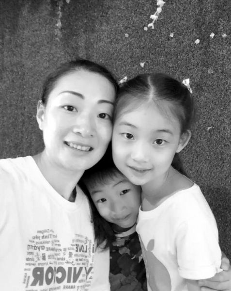 龚睿那和儿女的合影。受访者供图