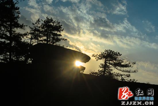 张家界黄石寨景区现“金龟含日”奇观