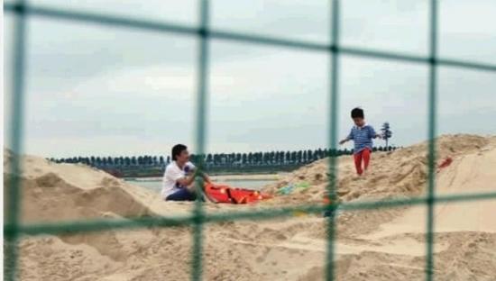 6月12日,长沙县松雅湖湿地公园,部分区域沙滩已铺好,一些市民未经允许进入沙地玩耍。记者 田超 摄