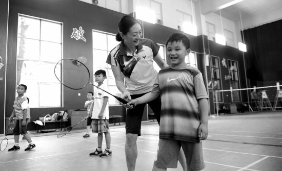 6月13日,长沙市育才小学羽毛球馆,前羽毛球世界冠军龚睿那在指导孩子们训练。图/记者杨旭