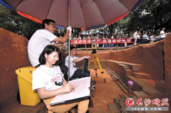 枫树山古墓群发掘现场首次向公众开放，让大家一睹古墓群真容。　　长沙晚报记者 黄启晴 摄