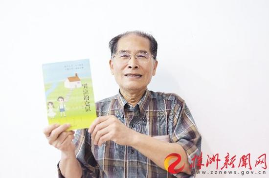 陶一鸣和他的作品《哭泣的仓鼠》（记者 谢慧 摄）
