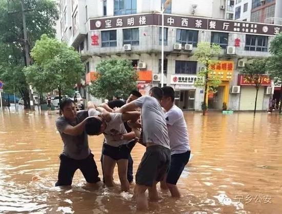 (图为抓获现场)