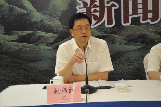 湖南省政府新闻办新闻发布处处长姚伟红主持发布会。