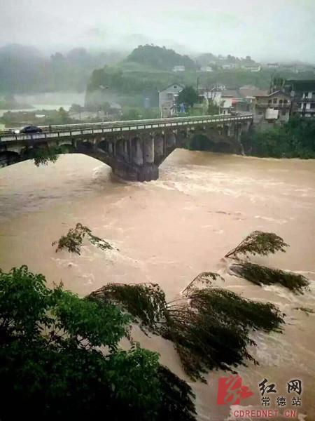 石门县遭受暴雨袭击,水位上涨